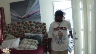 Un étalon gay noir se masturbe avec un énorme BBC avant une éjaculation explosive