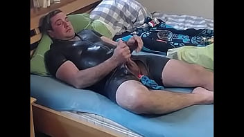 Latex und Dildo in der dreckigen Arschfotze