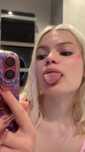 Big-titted onlyfan shows off her ass
