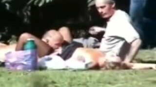 el cornudo se lleva a su mujer de picnic