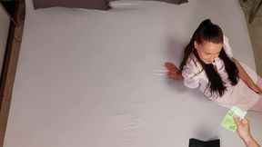 la chica del servicio de habitaciones me limpia la casa a fondo y quedo todo grabago