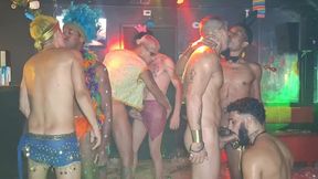 orgia brasileira em pleno carnaval , festa rolou muito sexo bareback e leite , 1° parte ...