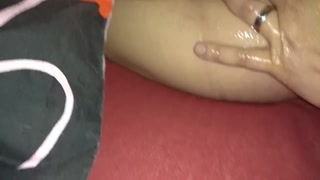 Amatérská masáž zadečku ve spánku.