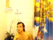 Un minet asiatique gay prend une douche - Jon Arteen
