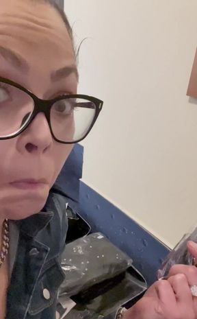 Introduce me and my fetish stuff before photoshooting