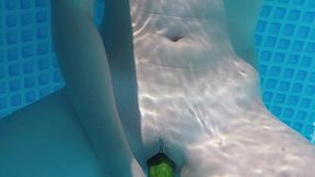 je me gode avec un concombre dans la piscine