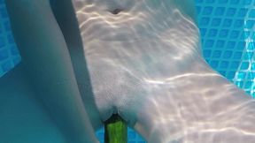 je me gode avec un concombre dans la piscine