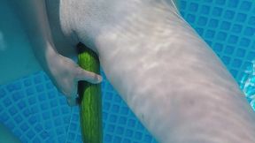 je me gode avec un concombre dans la piscine