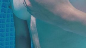 je me gode avec un concombre dans la piscine