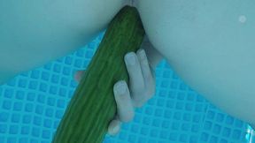 je me gode avec un concombre dans la piscine