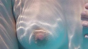 je me gode avec un concombre dans la piscine