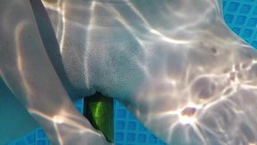 je me gode avec un concombre dans la piscine