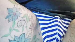 Masturbaatio, anustappi, ammottava, mekko – lähikuva kotitekoisesta videosta, jossa amatööri-crossdresser-homolutkia nussitaan perseeseen