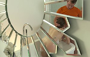 Contractor catches client's daughter in the bath