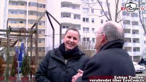 dunkelhaarige natürliche mutti beim straßencasting