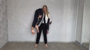 Aura Shows Her Absolute Strength – Carrying a Man with Ease