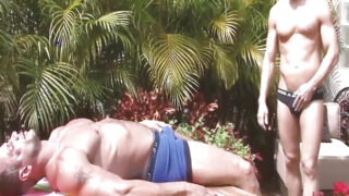 Alex Adams menerima penetrasi anal tanpa pengaman di luar ruangan sebelum menelan ejakulasi yang sangat banyak.