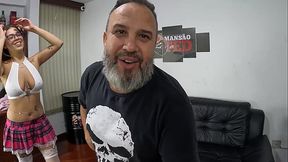 Ma Santos se prepara para uma cena de anal total