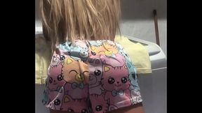 O olhar da porca velha e imunda em sua INTEADA jovem e safada ( SEX TOY )