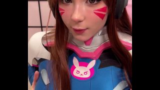 Une cosplayeuse amateur D.Va aux gros seins procure un plaisir oral intense