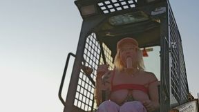 Une exhibitionniste s'amuse en pleine nature ï½œexhib ï½œexhibition ï½œ exhibitioniste ï½œoutdoor ï½œnature ï½œdehors ï½œ gode ï½œ tracteur