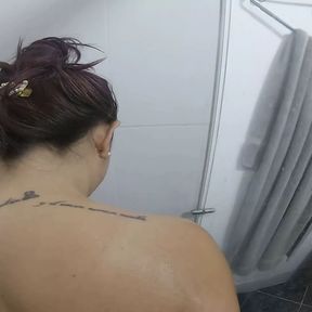 Mi Vecina Me Chupa La Polla en La Ducha Asi le Cobre el Alquiler en Medellin Colombia