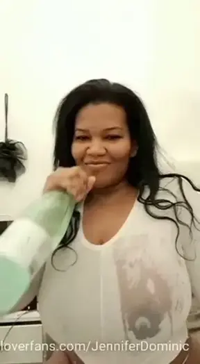 Os gusta como queda mi ropa mojada sin ropa interior. Mis fans pueden ver el video de como me mojó entera. Y siendo fan puedes participar en la grabación de un video conmigo. Solo por 5 euros puedes…