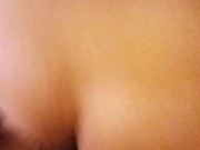 Juego con el culo de mi vecina mientras su esposo trabaja deja que la folle