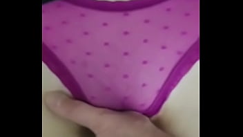 Fazendo carinho na buceta por cima da calcinha
