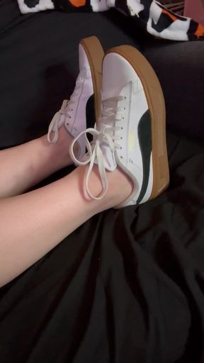 Shoe removal toe wiggling tease & footjob finish!