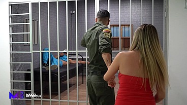 Police officer has sex with a detainee in jail - Max Betancur