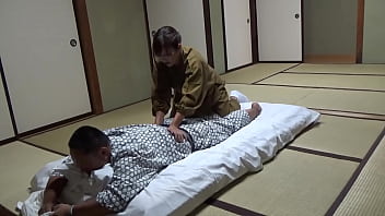 Seducing a Waitress Who Came to Lay Out a Futon at a Hot Spring Inn and Had Sex With Her! The Whole Thing Was Secretly Caught on Camera in the Room!