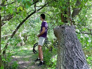 Словил за дрочкой в лесу - получил хуй в рот