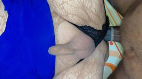 sexy crossdresser es follado por una poderosa verga de un moreno con el miembro muy bien parado y erecto que le destroza el culo y la hace terminar muy rico