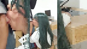 ándele profe! le chupo la verga pero me pasa de año eh. Sexo casero en público en salón de clase
