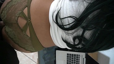 ándele profe! le chupo la verga pero me pasa de año eh. Sexo casero en público en salón de clase