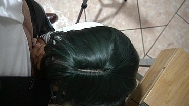 ándele profe! le chupo la verga pero me pasa de año eh. Sexo casero en público en salón de clase