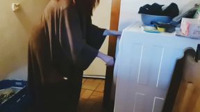 je jouis sur mon lave linge quand mon voisin entre pour me prendre le cul
I cum on my washing machine when my neighbor comes in to take my ass