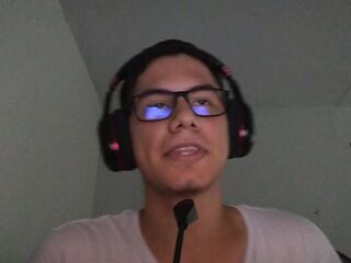 Reacción a "Casi me corro adentro de mi asistente personal" de Alicia Trece