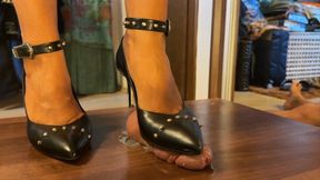 Shoejob with black studded height heels