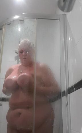 Shower time with Joolz!