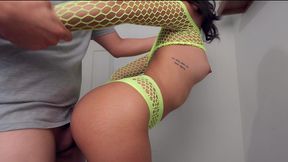 mi roomie se puso ropa de puta para recibir a su novio, pero el nunca llego y me pidio que me la follara - porno casero - tara rico