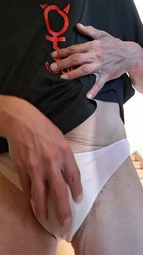 Chica mala en braguita rosa