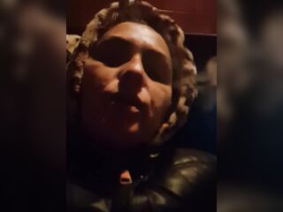 Похотливая киса хочет поиграть с чем-то сегодня ночью