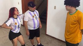 Hermosa Novia es Follada al Frente de su Novio Estupido que Perdio el Partido de Futbol