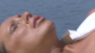 Nutte auf Boot gefickt - Mandy Bright