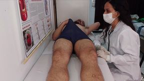 enfermeira magrinha observa erecao do paciente