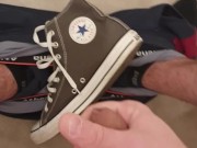 J'ejacule sur ma converse - viens lecher