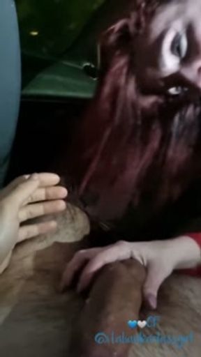 Deepthroat soffocante e pieno di bava al 20enne nel parcheggio