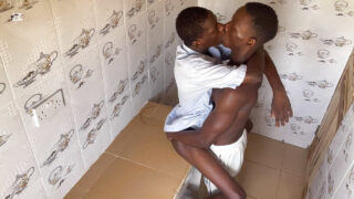 アマチュアの若いゲイ、大きな黒いチンポの大きなチンポがアナルファックされる